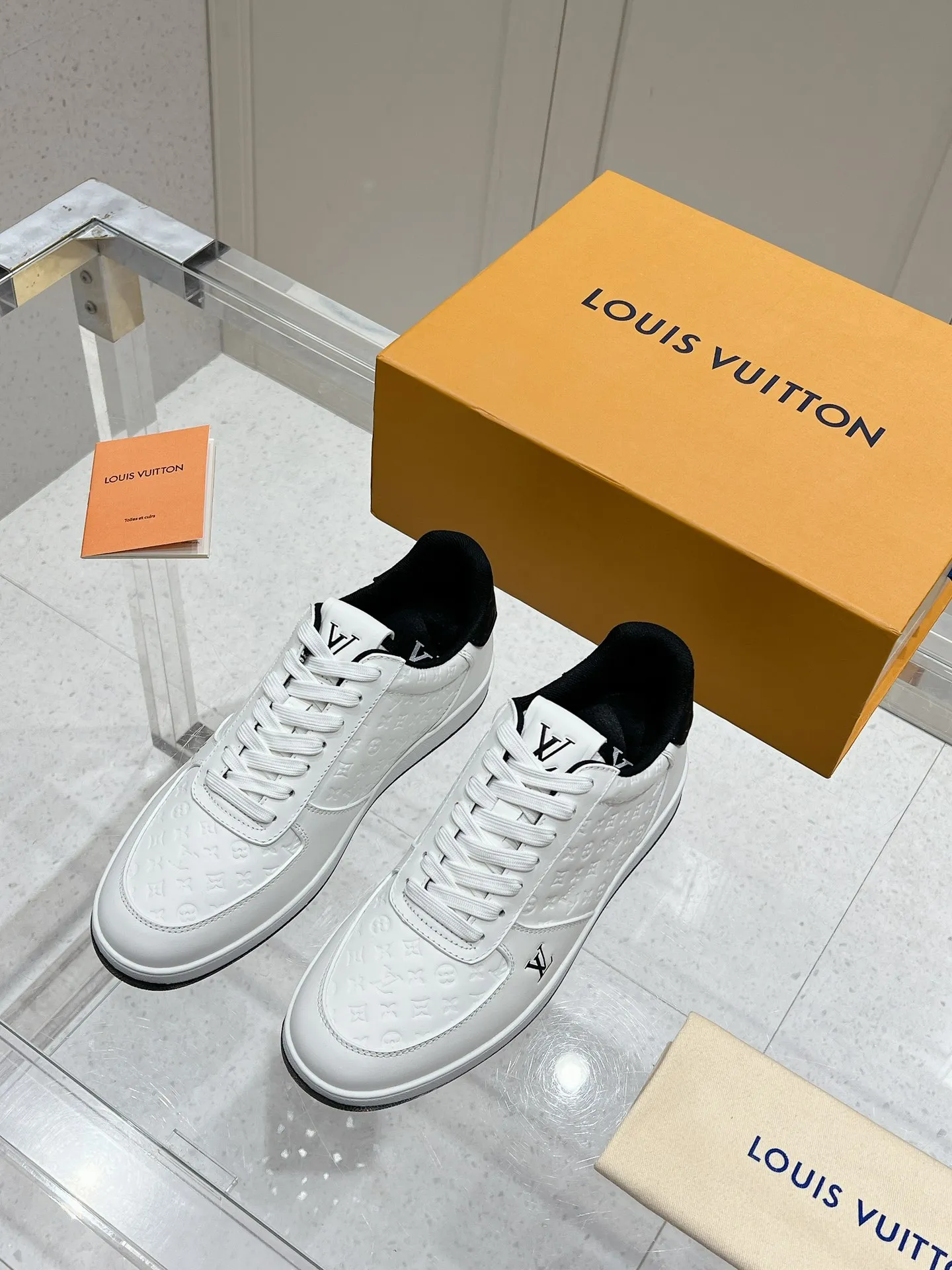 👟👟Ex-factory price 680👟👟 LV new style casual white shoes for men, simple and fashionable, light and comfortable, size: 39-44 (order 45)